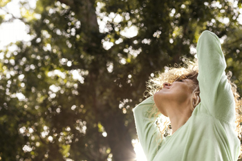 Junge Frau in der Natur an der frischen Luft